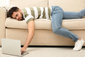 Gustavo Luíz Guilherme Pinto alerta sobre os riscos do sedentarismo e de passar longos períodos sentado.