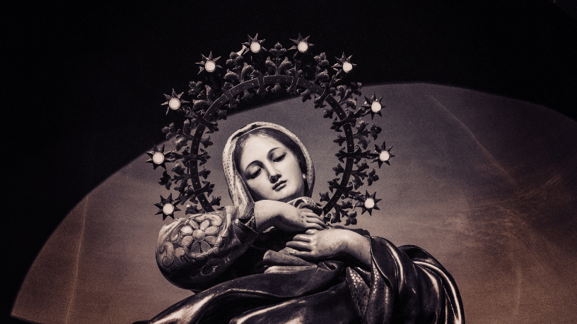 Descubra com Pe. Dr. Jose Eduardo de Oliveira e Silva o papel de Maria como mãe da Igreja e intercessora dos cristãos.