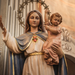 Pe. Dr. Jose Eduardo de Oliveira e Silva reflete sobre Maria como mãe da Igreja e guia espiritual de todos os fiéis.