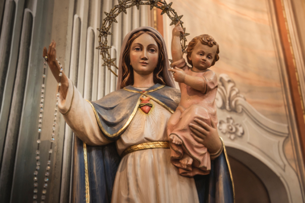 Pe. Dr. Jose Eduardo de Oliveira e Silva reflete sobre Maria como mãe da Igreja e guia espiritual de todos os fiéis.