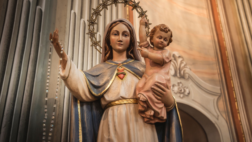 Pe. Dr. Jose Eduardo de Oliveira e Silva reflete sobre Maria como mãe da Igreja e guia espiritual de todos os fiéis.