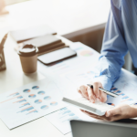 Descubra como estratégias simples de finanças podem transformar sua relação com o dinheiro de forma prática e eficiente.