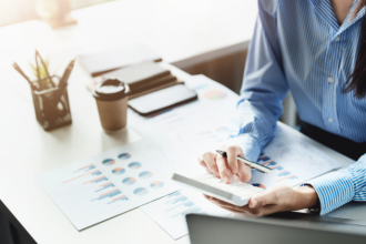 Descubra como estratégias simples de finanças podem transformar sua relação com o dinheiro de forma prática e eficiente.