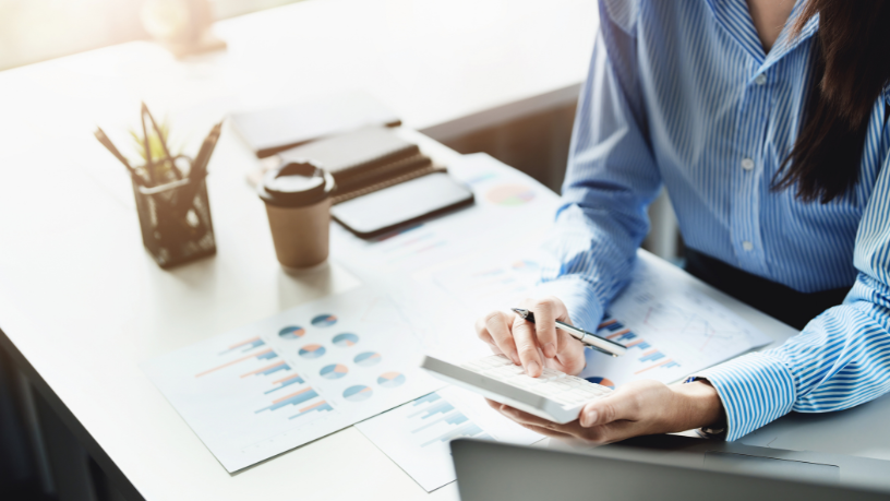Descubra como estratégias simples de finanças podem transformar sua relação com o dinheiro de forma prática e eficiente.