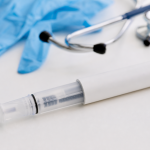 Caneta aplicadora de medicamento para tratamento da obesidade sobre superfície clínica, sem textos ou logotipos visíveis