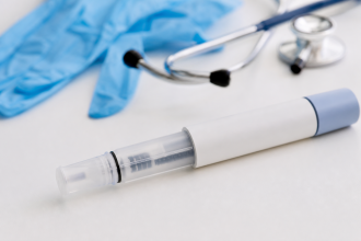 Caneta aplicadora de medicamento para tratamento da obesidade sobre superfície clínica, sem textos ou logotipos visíveis