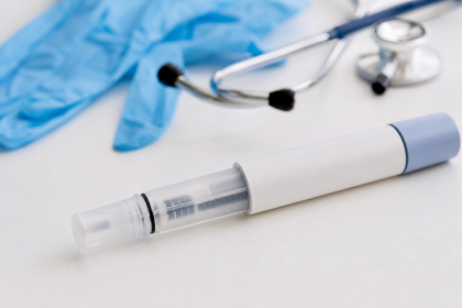Caneta aplicadora de medicamento para tratamento da obesidade sobre superfície clínica, sem textos ou logotipos visíveis