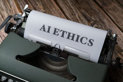 Máquina de escrever retrô com uma folha exibindo a expressão “AI Ethics” (ética em inteligência artificial).