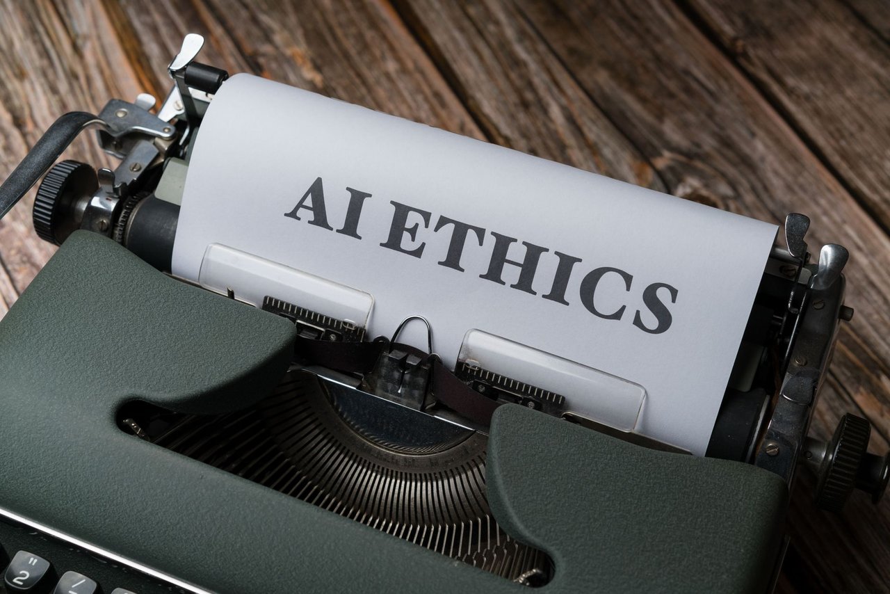 Máquina de escrever retrô com uma folha exibindo a expressão “AI Ethics” (ética em inteligência artificial).