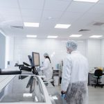Profissionais de laboratório realizam pesquisas em um ambiente moderno e equipado.