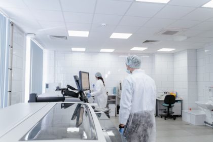 Profissionais de laboratório realizam pesquisas em um ambiente moderno e equipado.