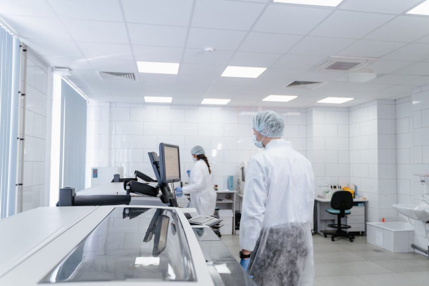 Profissionais de laboratório realizam pesquisas em um ambiente moderno e equipado.