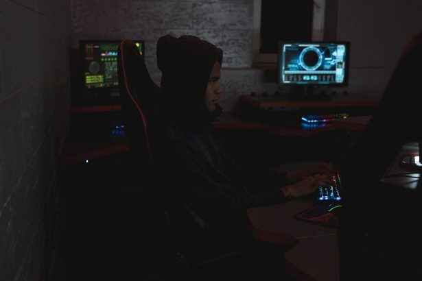 Profissional analisa dados em múltiplos monitores em uma sala escura de operações de cibersegurança.